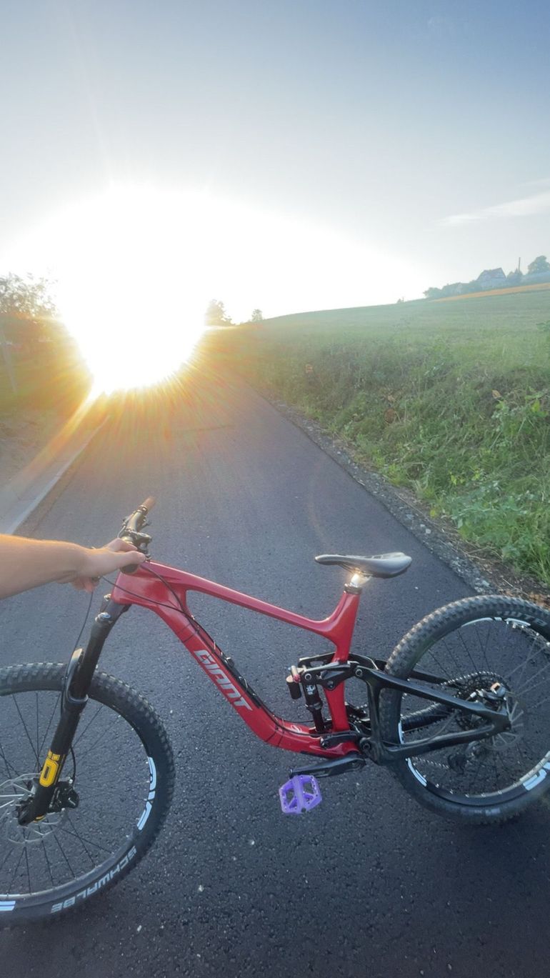 Used Giant Reign Advanced 1 2024 2024 Mountainbike, Red, 29 — image 1 of 12