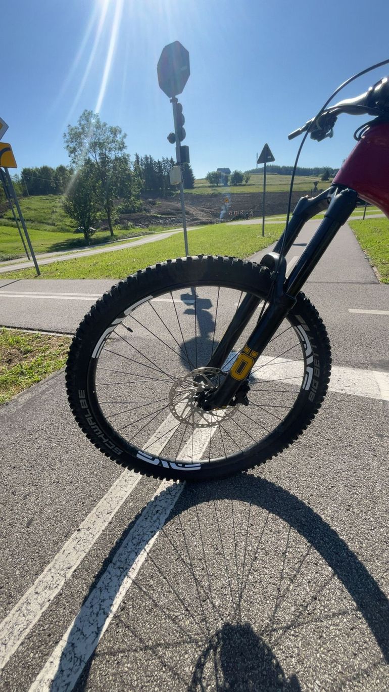 Used Giant Reign Advanced 1 2024 2024 Mountainbike, Red, 29 — image 11 of 12