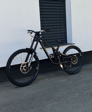 Použité Commencal SUPREME DH V5 2023 MTB