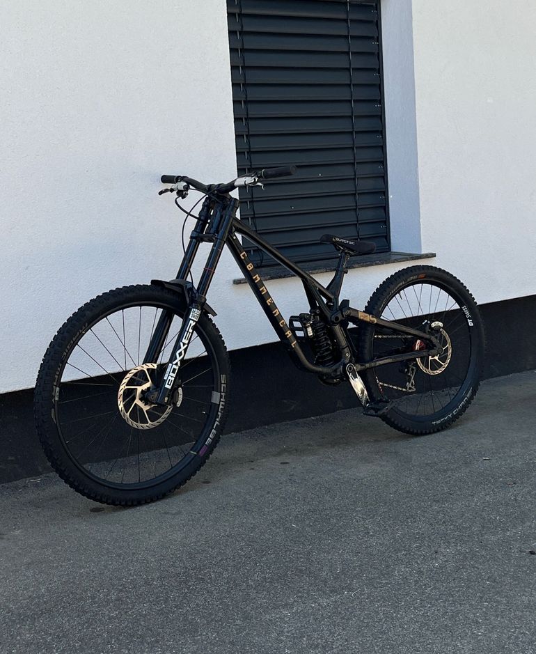 Použité Commencal SUPREME DH V5 2023 Mountainbike — obrázek 1 z 5