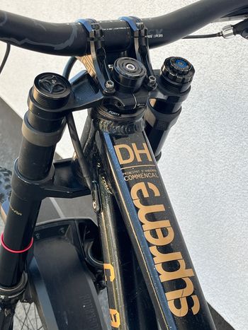 Použité Commencal SUPREME DH V5 2023 Mountainbike — obrázek 3 z 5