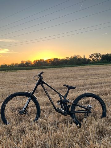 Gebrauchtes Commencal SUPREME DH V5 2023 Mountainbike, Schwarz — Bild 1 von 8