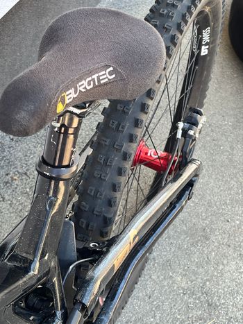 Použité Commencal SUPREME DH V5 2023 Mountainbike — obrázek 4 z 5