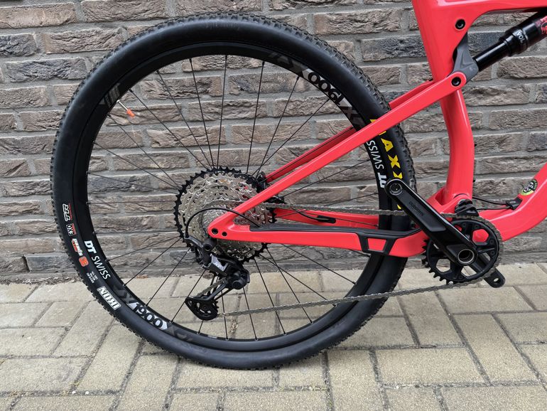 Used Orbea OIZ M30 2022 2022 Mountainbike, Red, 29 — image 3 of 4