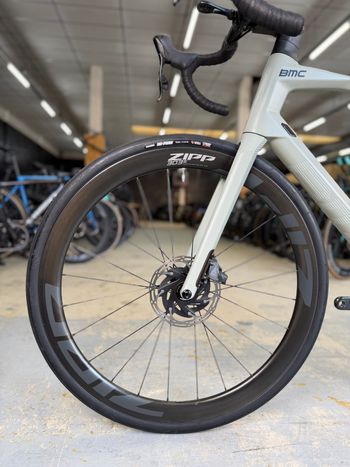 Używany BMC Roadmachine 01 THREE 2021 2021 Road & Gravel — zdjęcie 18 z 24