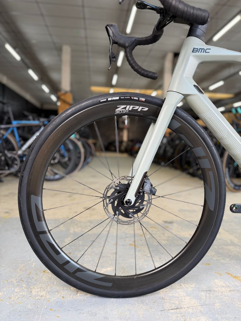 Używany BMC Roadmachine 01 THREE 2021 2021 Road & Gravel — zdjęcie 18 z 24