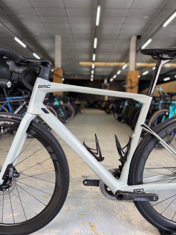 Used BMC Roadmachine 01 THREE 2021 2021 Road & Gravel, White — image 24 of 24