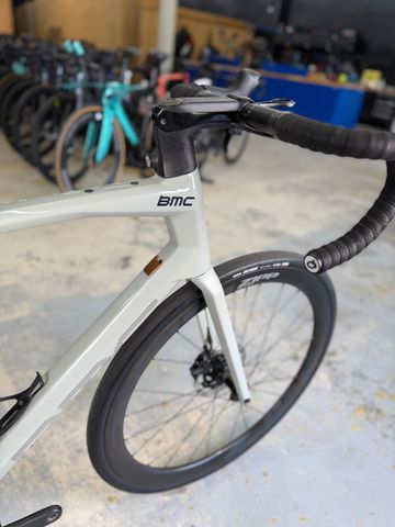Used BMC Roadmachine 01 THREE 2021 2021 Road & Gravel, White — image 8 of 24