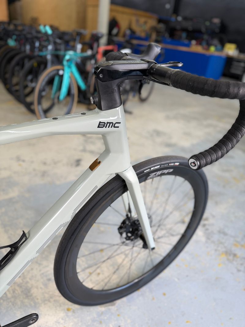 Used BMC Roadmachine 01 THREE 2021 2021 Road & Gravel, White — image 8 of 24