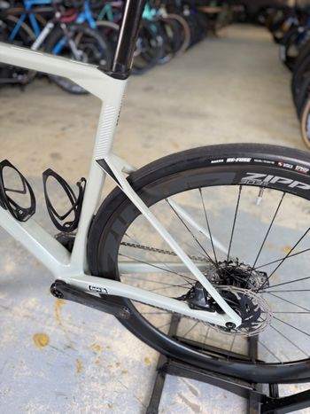 Używany BMC Roadmachine 01 THREE 2021 2021 Road & Gravel — zdjęcie 22 z 24