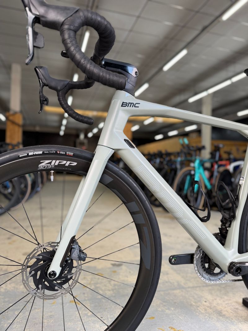 Used BMC Roadmachine 01 THREE 2021 2021 Road & Gravel, White — image 19 of 24