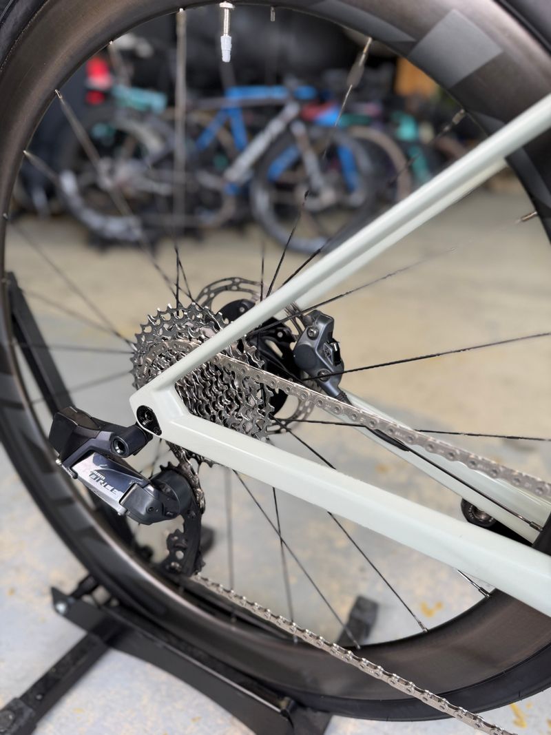 Used BMC Roadmachine 01 THREE 2021 2021 Road & Gravel, White — image 11 of 24