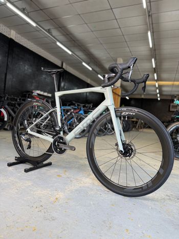 Używany BMC Roadmachine 01 THREE 2021 2021 Road & Gravel — zdjęcie 2 z 24