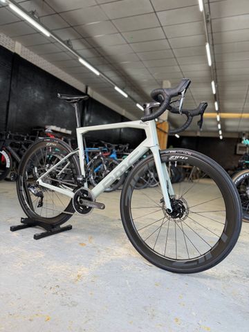 Used BMC Roadmachine 01 THREE 2021 2021 Road & Gravel, White — image 2 of 24