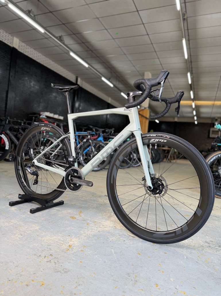 Używany BMC Roadmachine 01 THREE 2021 2021 Road & Gravel — zdjęcie 2 z 24