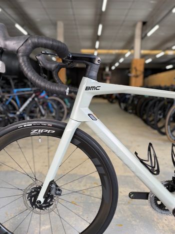 Używany BMC Roadmachine 01 THREE 2021 2021 Road & Gravel — zdjęcie 20 z 24