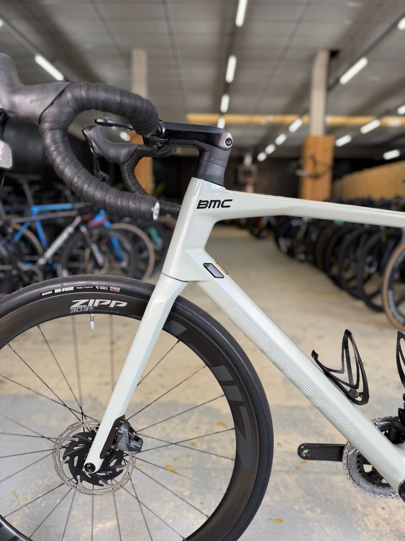 Used BMC Roadmachine 01 THREE 2021 2021 Road & Gravel, White — image 20 of 24