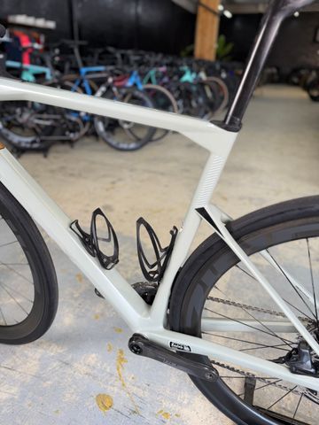 Used BMC Roadmachine 01 THREE 2021 2021 Road & Gravel, White — image 23 of 24
