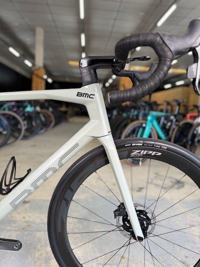 Używany BMC Roadmachine 01 THREE 2021 2021 Road & Gravel — zdjęcie 7 z 24