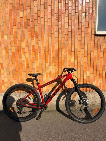 Used Trek Marlin 5 Gen 3 2026 2026 Mountainbike, Red, 27.5, 29 — image 11 of 13