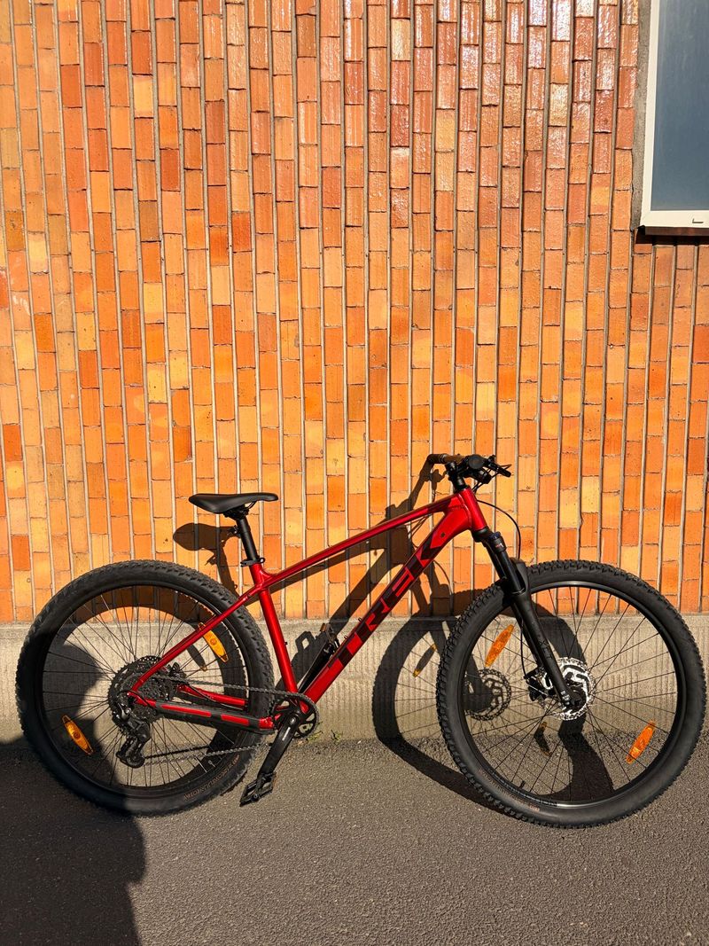 Used Trek Marlin 5 Gen 3 2026 2026 Mountainbike, Red, 27.5, 29 — image 11 of 13