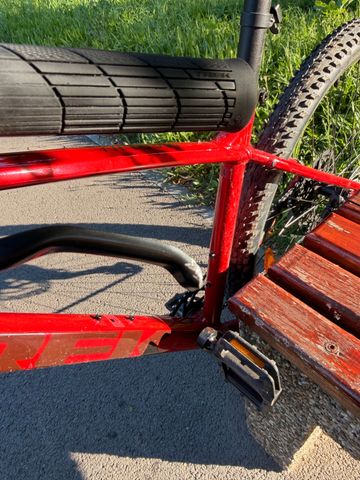 Used Trek Marlin 5 Gen 3 2026 2026 Mountainbike, Red, 27.5, 29 — image 8 of 13