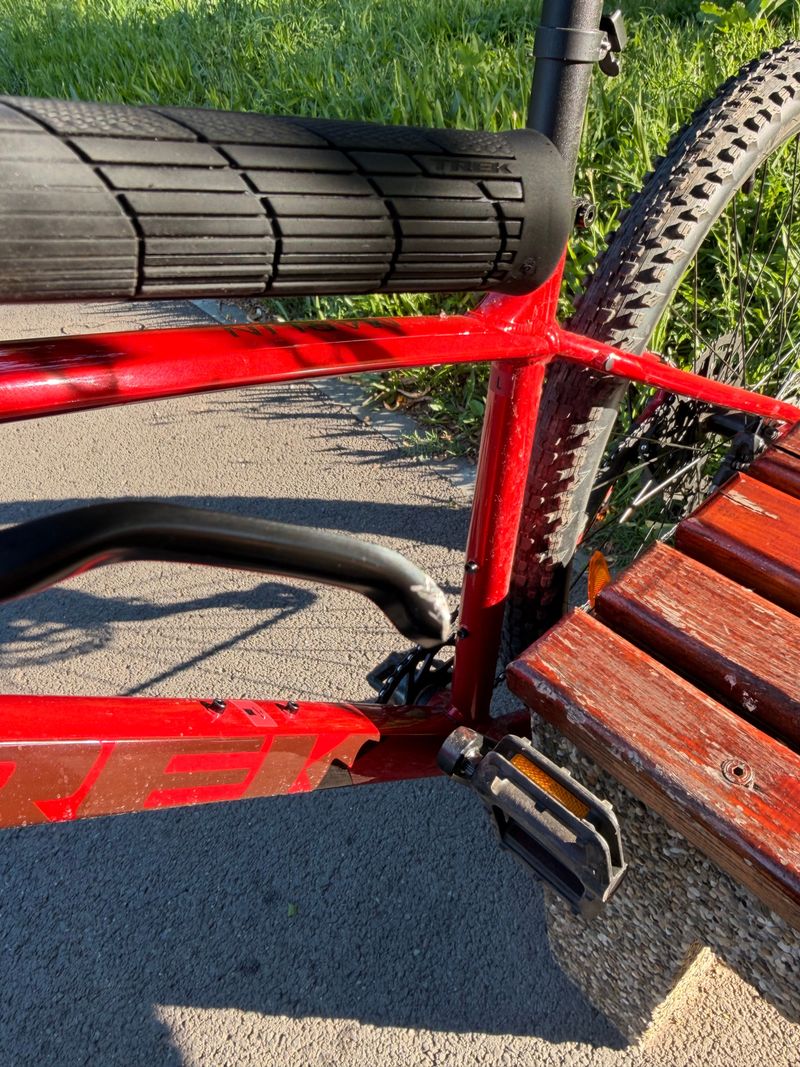Used Trek Marlin 5 Gen 3 2026 2026 Mountainbike, Red, 27.5, 29 — image 8 of 13