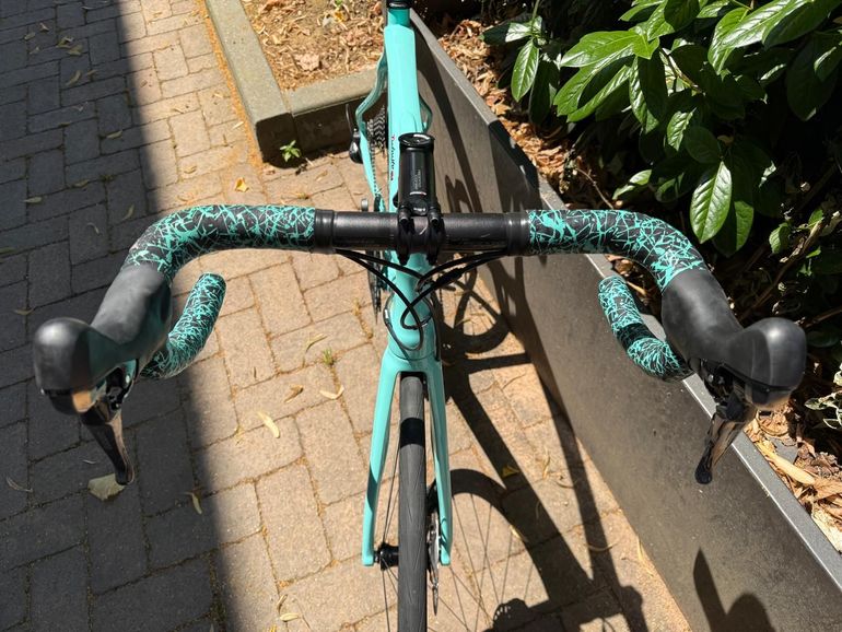 Używany Bianchi Infinito CV Ultegra Disc 2016 2016 Road & Gravel — zdjęcie 3 z 4