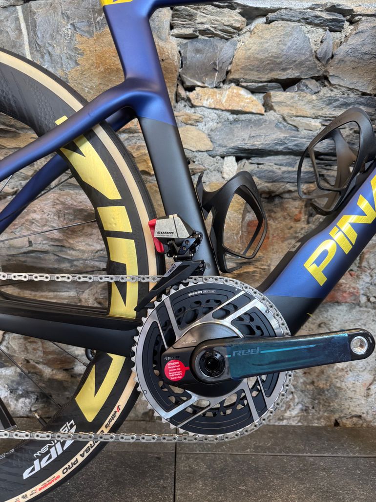 Použité Pinarello DOGMA F SRAM RED ETAP AXS 2026 2026 Road & Gravel — obrázek 2 z 6