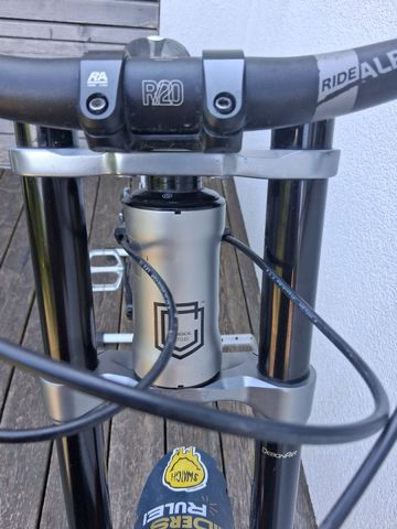 Used Commencal SUPREME DH V4 2022 2022 Mountainbike, Light Gray, 27.5 — image 10 of 12