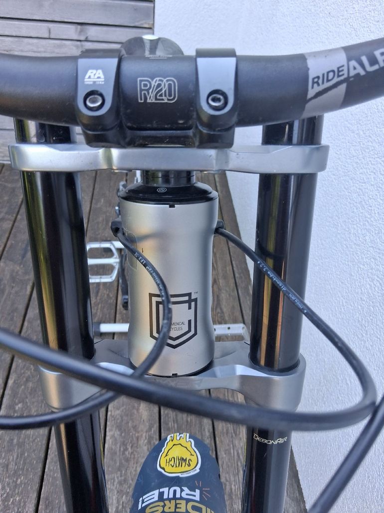 Použité Commencal SUPREME DH V4 2022 2022 Mountainbike — obrázek 10 z 12