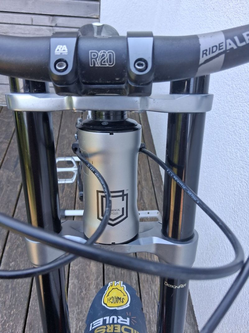 Used Commencal SUPREME DH V4 2022 2022 Mountainbike, Light Gray, 27.5 — image 10 of 12