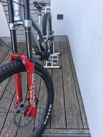 Used Commencal SUPREME DH V4 2022 2022 Mountainbike, Light Gray, 27.5 — image 4 of 12