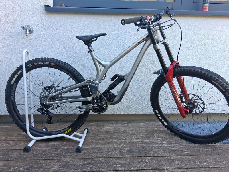 Used Commencal SUPREME DH V4 2022 2022 Mountainbike, Light Gray, 27.5 — image 1 of 12