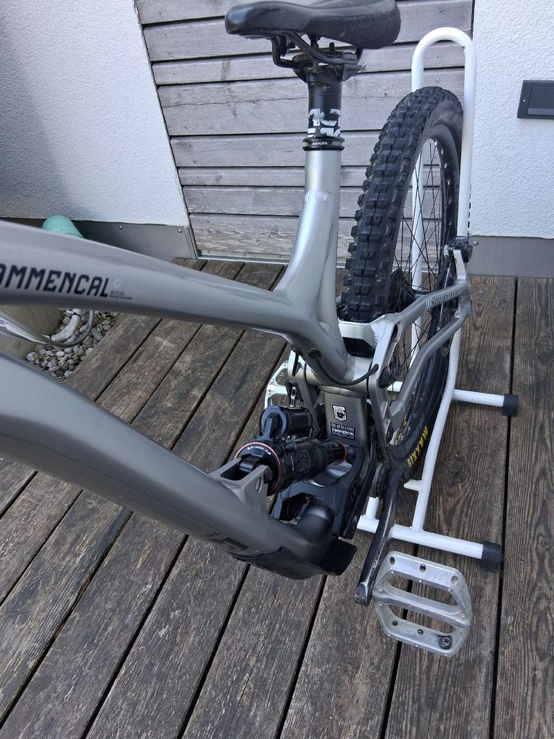 Used Commencal SUPREME DH V4 2022 2022 Mountainbike, Light Gray, 27.5 — image 8 of 12
