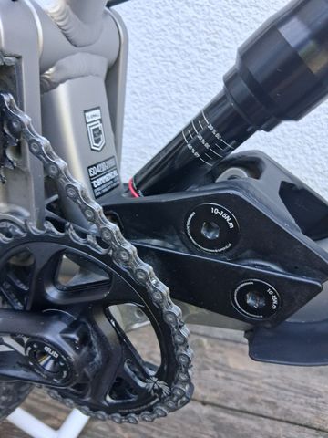 Used Commencal SUPREME DH V4 2022 2022 Mountainbike, Light Gray, 27.5 — image 3 of 12
