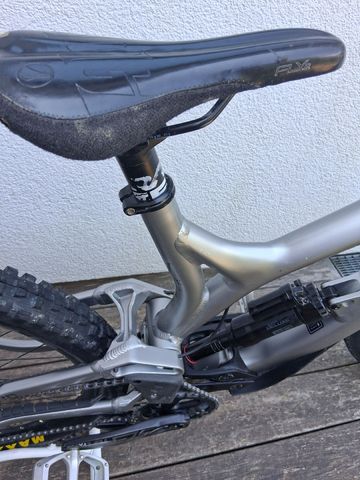 Used Commencal SUPREME DH V4 2022 2022 Mountainbike, Light Gray, 27.5 — image 5 of 12