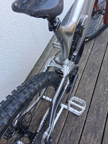 Used Commencal SUPREME DH V4 2022 2022 Mountainbike, Light Gray, 27.5 — image 6 of 12
