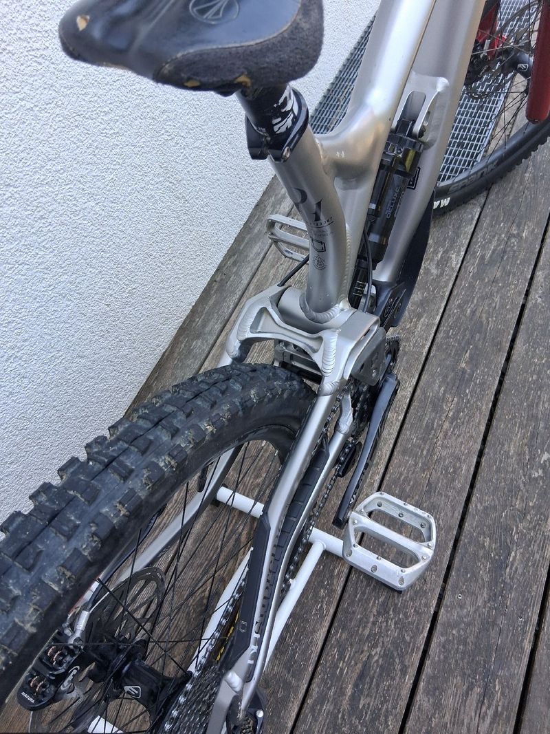 Used Commencal SUPREME DH V4 2022 2022 Mountainbike, Light Gray, 27.5 — image 6 of 12