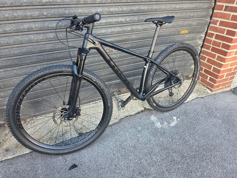 Trek Procaliber 9.7 2020 2020 Mountainbike de segunda mano, Negro — imagen 2 de 4