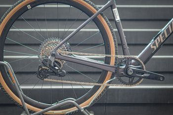 Specialized Diverge 4 Expert SRAM Rival XPLR Nebula Metallic/Sandstone Metallic 2026 - New Bike 2026 Road & Gravel d'occasion — image 2 sur 13