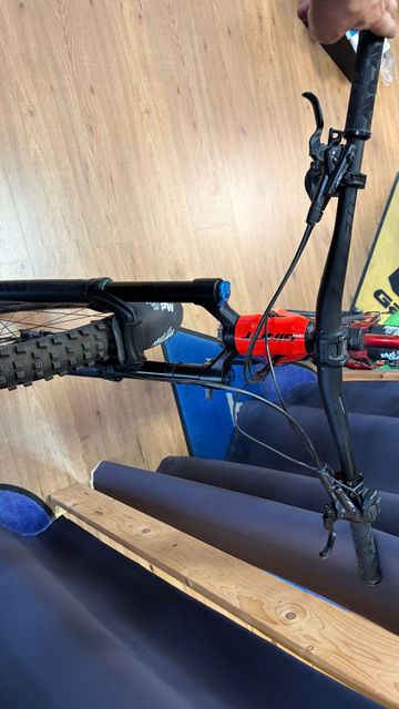 Used Giant Reign E+ 1 Pro 2020 2020 Mountainbike, Red, 27.5 — image 3 of 7