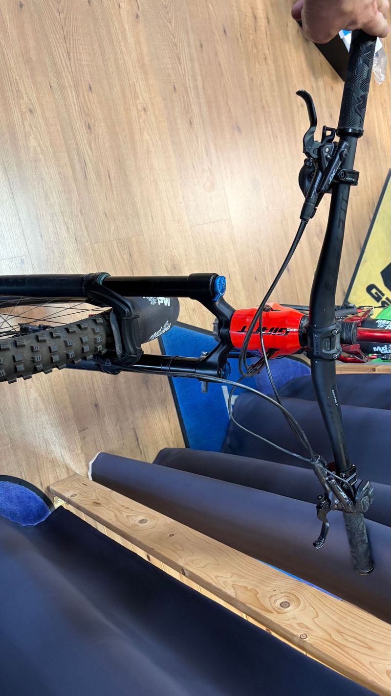 Used Giant Reign E+ 1 Pro 2020 2020 Mountainbike, Red, 27.5 — image 3 of 7