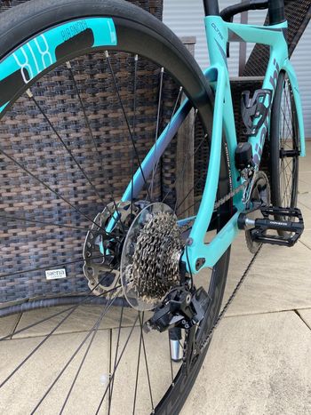 Tweedehands Bianchi Oltre Race 105 Di2 2023 2023 Road & Gravel — afbeelding 3 van 5