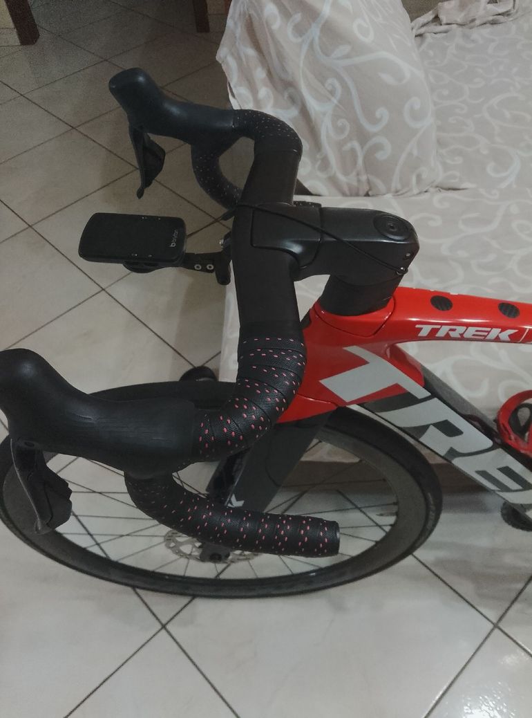 Used Trek Madone SL 6 Di2 2023 2023 Road & Gravel, Red — image 13 of 15