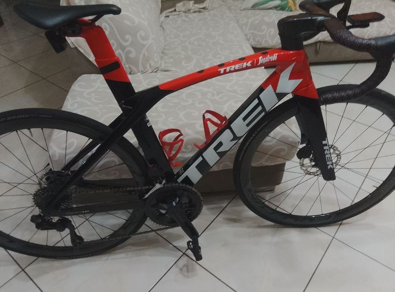Used Trek Madone SL 6 Di2 2023 2023 Road & Gravel, Red — image 1 of 15