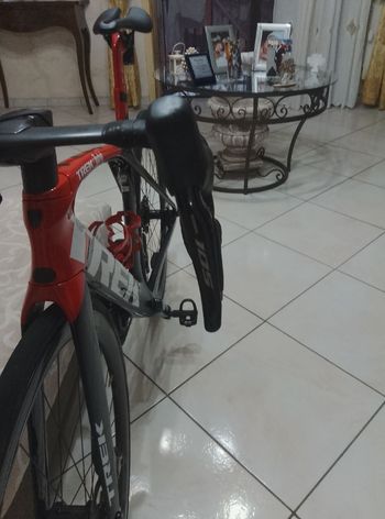 Used Trek Madone SL 6 Di2 2023 2023 Road & Gravel, Red — image 10 of 15