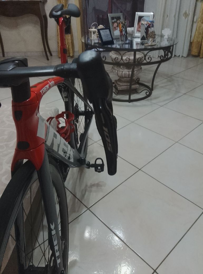 Used Trek Madone SL 6 Di2 2023 2023 Road & Gravel, Red — image 10 of 15