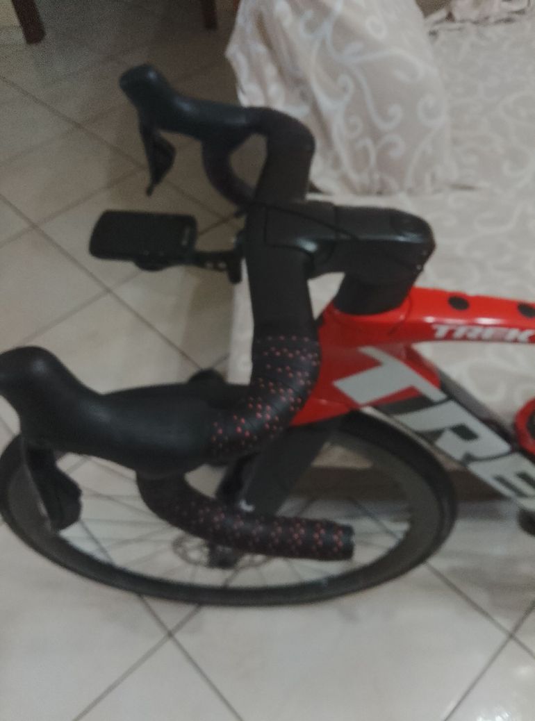 Used Trek Madone SL 6 Di2 2023 2023 Road & Gravel, Red — image 8 of 15