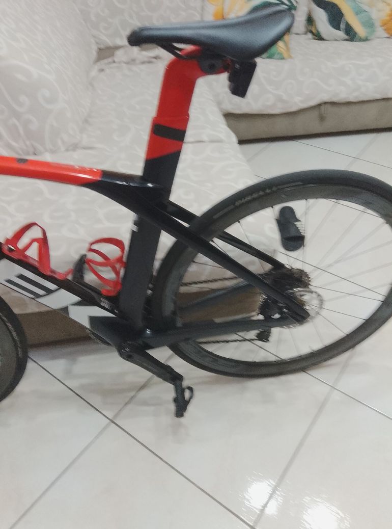 Used Trek Madone SL 6 Di2 2023 2023 Road & Gravel, Red — image 12 of 15